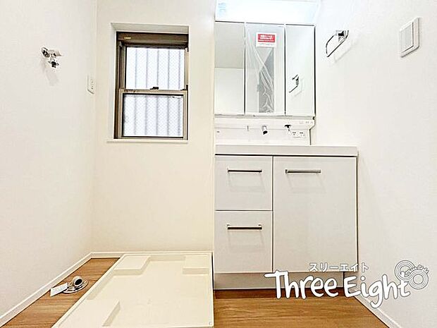 洗面スペースは1階にございます。洗面台も新規交換済！収納力の多い3面鏡タイプで、鏡裏にも収納が可能です。