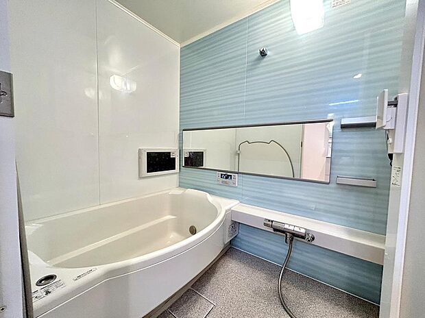 ―浴室　写真―広い浴槽は一日の疲れを癒してくれる空間です。浴室TVもあり長湯案件です。