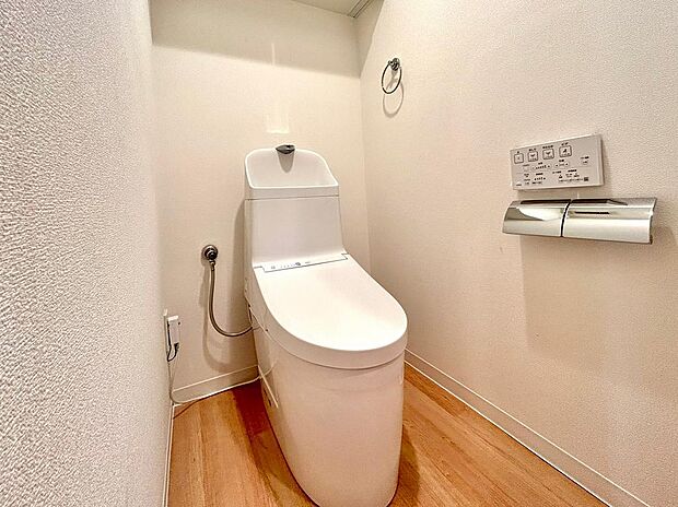 ―トイレ　写真―綺麗なトイレには上部に収納スペースもあります。