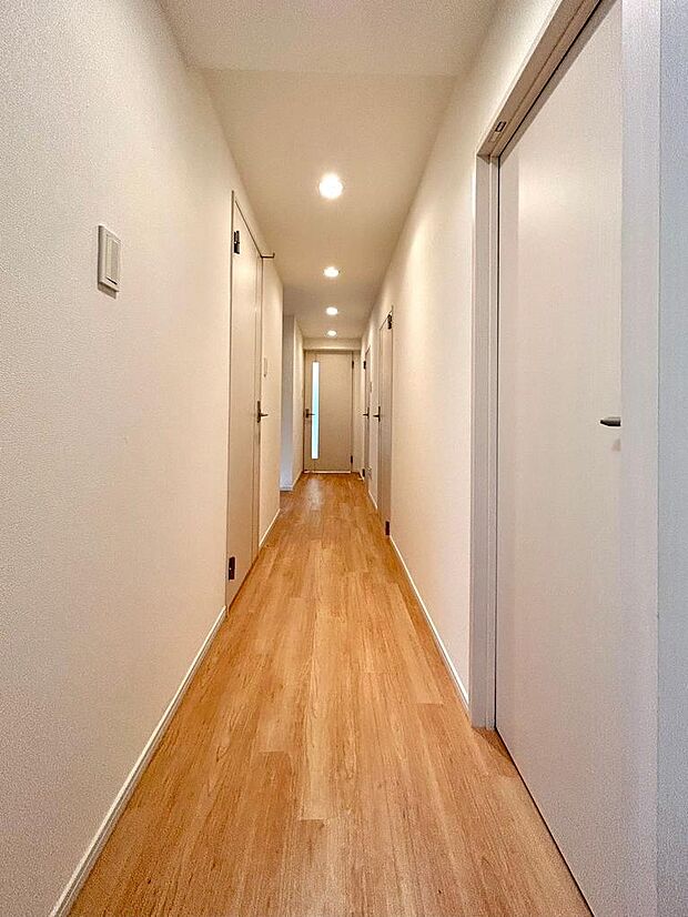 ―廊下　写真―直線に長い廊下です。しっかりとしたプライベート空間も担保された気持ちの良い空間です。