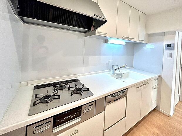―キッチン　写真―ワイドスパンのある白を基調としたキッチンは食洗器・浄水器付きで収納も豊富です。