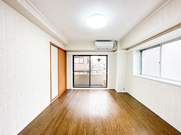 6帖の洋室。エアコン完備と二面採光で明るく暖かかな室内に。