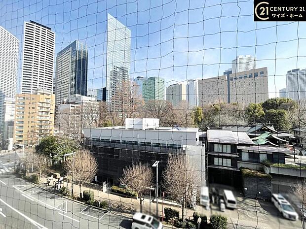 都庁&新宿副都心の高層ビル群を一望！爽やかな風と開放感を味わえます。