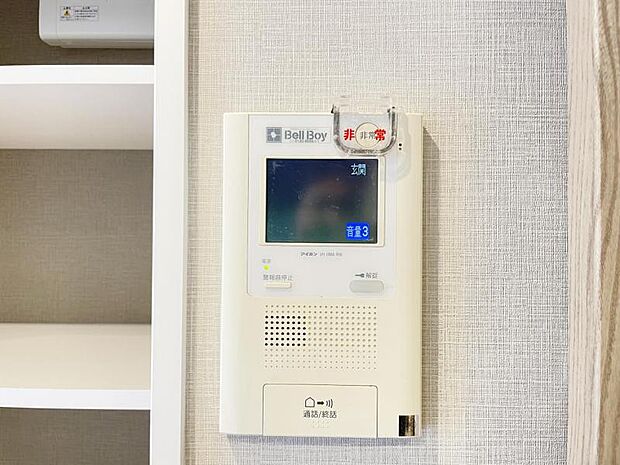 玄関ドアを開けることなく来客の顔や声を確認できるので安心です