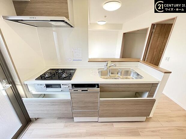 大型収納スペースが備わった快適なキッチンスペース。キッチン周りを綺麗にスッキリとした空間が保てます。