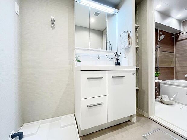 清潔感のあるワイドな洗面台は収納力もあり、いつでもすっきりとした洗面室となっています