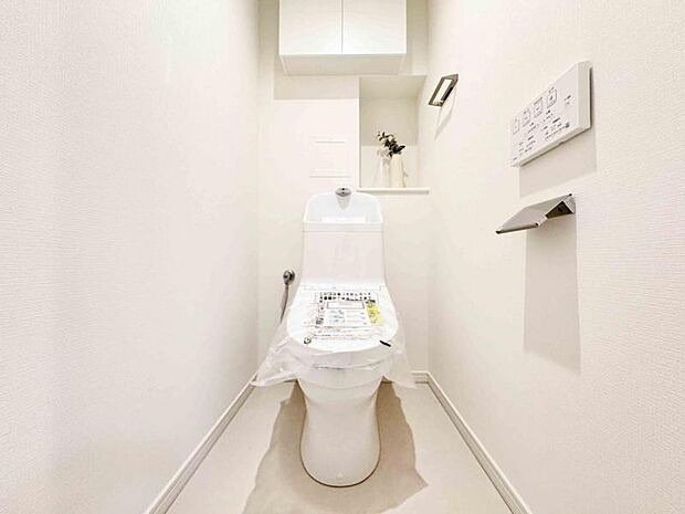 清潔感溢れるトイレ。落ち着いた空間で安らぎのひとときをお過ごしいただけます
