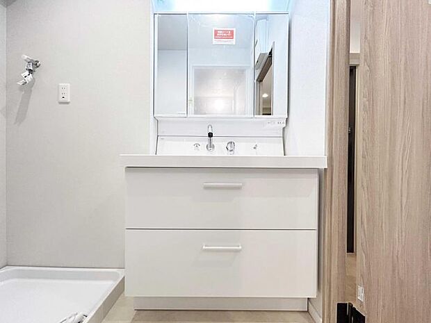 清潔感のあるワイドな洗面台は収納力もあり、いつでもすっきりとした洗面室です