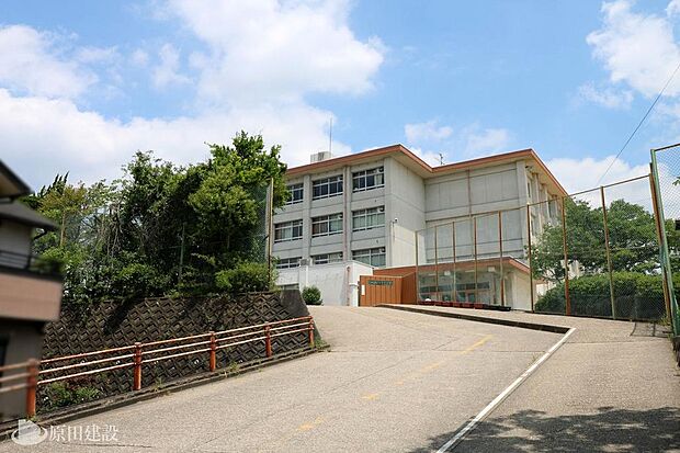 奈良市立富雄南中学校まで徒歩約5分（約335ｍ）