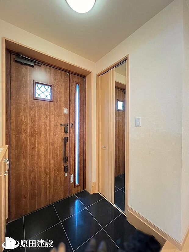 ■玄関には大きな収納があり、散らかりがちな玄関もすっきり片付きます。ベビーカーやはしご等の保管場所にも使用できそうですね。