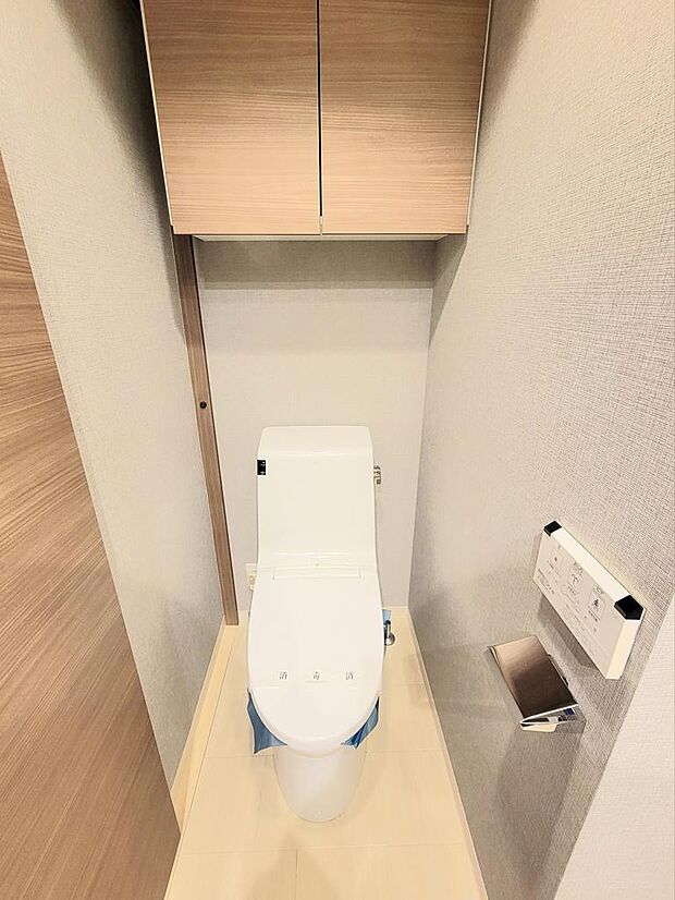 多機能で節水機能付きのシャワートイレ。洗浄機能や暖房機能、脱臭機能などを備えた。シャワートイレを標準で設置しました。小物の収納に便利な吊戸棚を採用しています