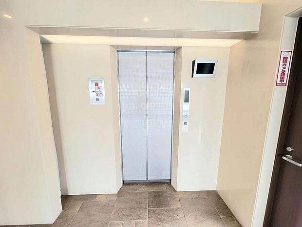 エレベーターにも非接触キーリーダーが備わっていて、玄関キーを近づけることで、エレベーターが稼働します