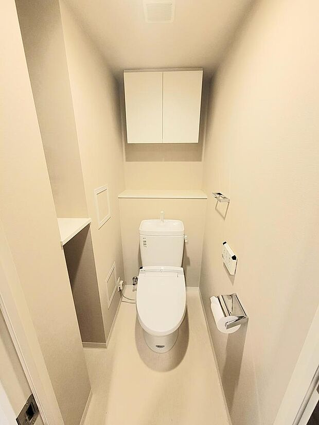 洗浄機能だけではなく、脱臭・暖房・抗菌・節電など、多彩な快適機能を備えた、シャワートイレを標準で設置しました。トイレ上部には吊り戸棚が設置され、トイレットペーパー等をしまえます