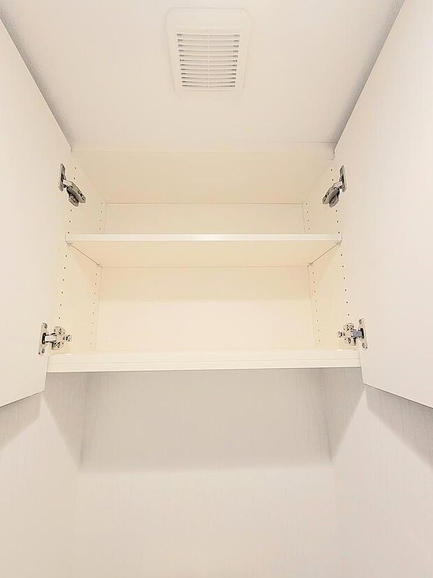 トイレ吊り戸棚。トイレットペーパーなどの収納に便利です