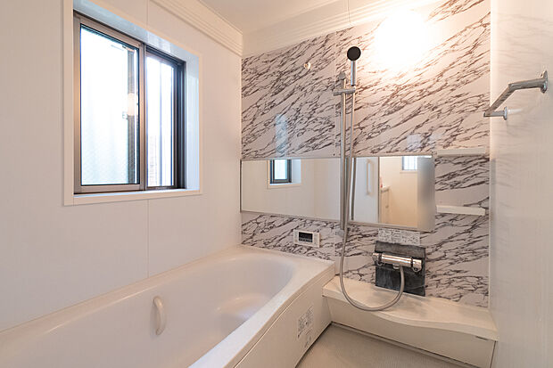 アクセントパネルを採用したホテルライクな浴室。ゆったりサイズのバスタブで快適なバスタイムを。