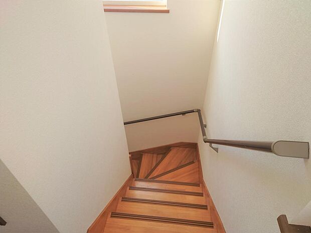 【リフォーム済】階段は手すり交換、滑り止め設置を行いました。お年寄りやお子様でも安心して昇り降りできますね。