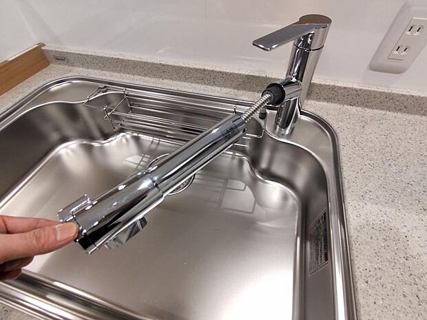 【リフォーム済】新品に交換したキッチンの水栓はノズルが伸びるタイプに変更しました。洗い物やシンクのお掃除に重宝しますね。