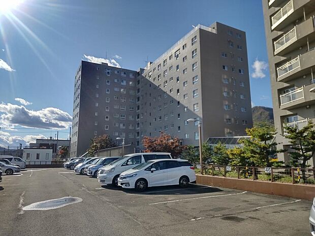 【外観】総戸数104戸平成7年築のマンションです。JR稲積公園駅まで750m徒歩10分の好立地です。