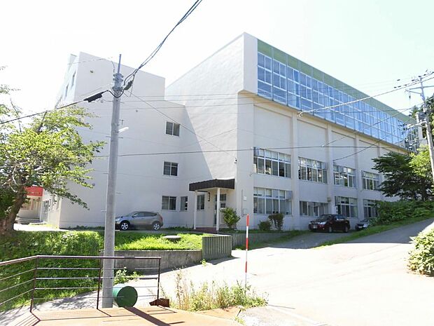 【近隣写真】桜小学校まで950m徒歩12分。小学校が徒歩圏内にあるとお子様を通わせるのにも安心ですね。