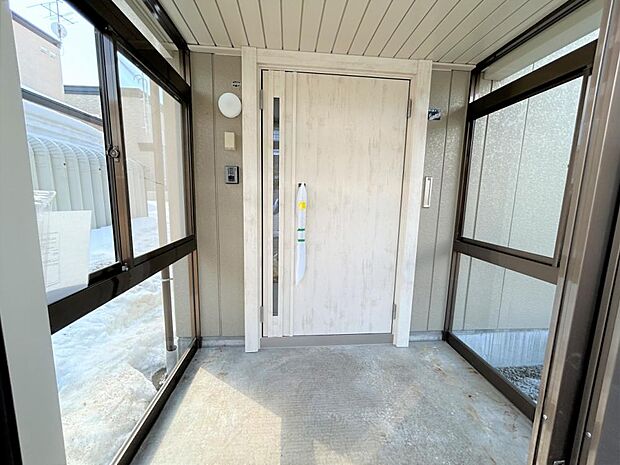 【リフォーム後】玄関ドア・照明は新品交換しました。雪の季節にありがたい風除室が付いています。雨・風よけになります。