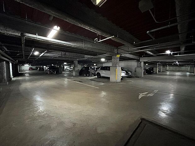 【地下駐車場】当マンションの駐車場は地下にあります。冬場も雪の影響がなくて管理が楽です。