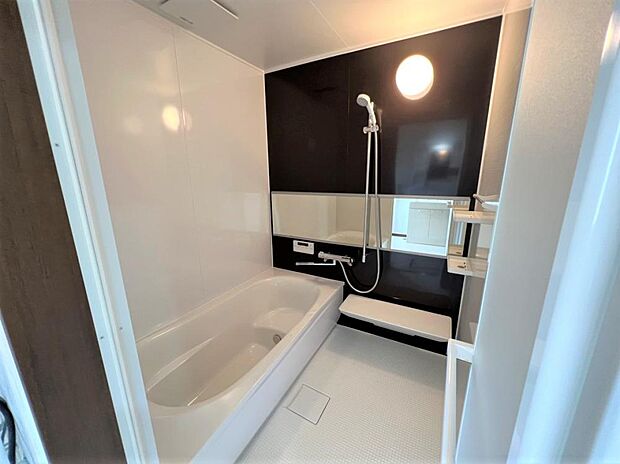 【リフォーム済】浴室は1坪タイプのＴＯＴＯ製ユニットバスに新品交換しました。広々した浴槽で、お子様やお孫さんと一緒にお風呂を楽しんでください