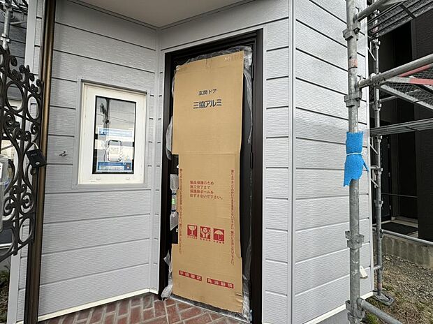 【リフォーム中＿玄関ドア】断熱ドアに新品交換いたします。玄関のカギは防犯効果のあるディンプルキー仕様で安心をプラス。