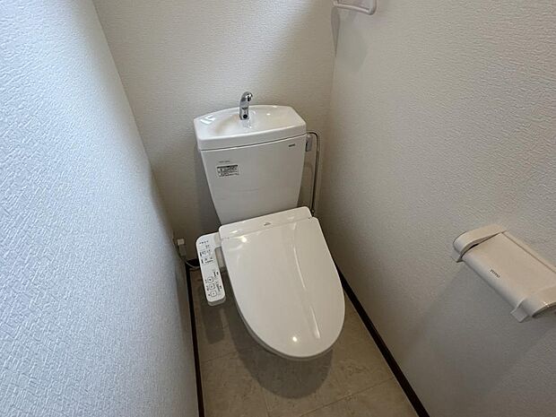 【トイレ】トイレの写真です。こちらは新品の便器と便座に交換しました。