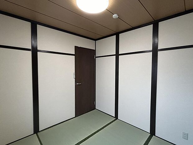 【和室】6畳の和室です。こちらは畳の表替え、壁天井のクリーニングを行いました。