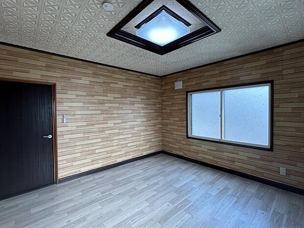 【洋室】8畳の洋室です。こちらはクッションフロア張り替えと壁天井のクリーニングを行いました。