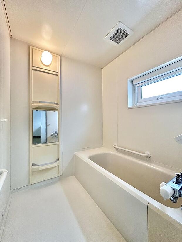 【リフォーム中　浴室】浴室はクリーニングを行う予定です。1坪のコンパクトな浴槽は、水道代の節約になり経済的。お掃除も行き届きます。