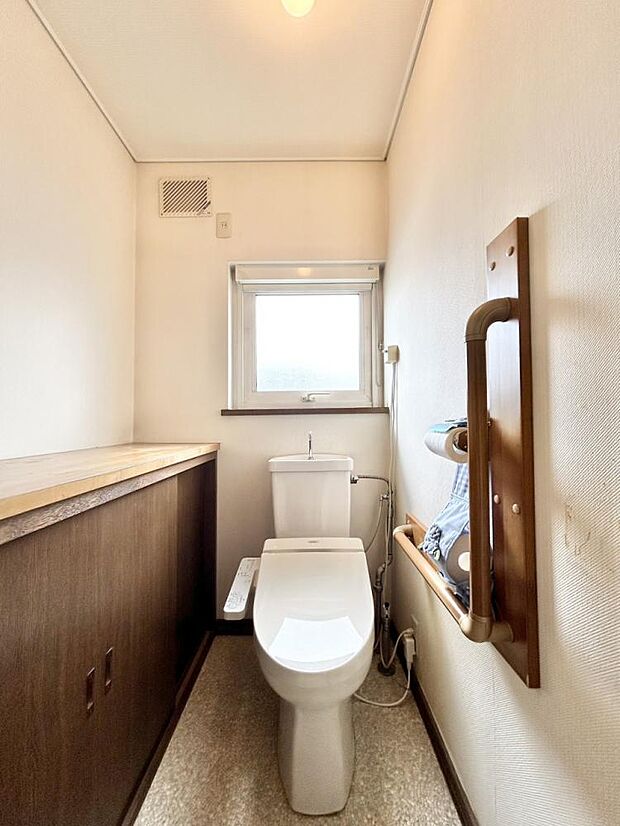 【リフォーム中　トイレ】1階のトイレは温水洗浄便座トイレに新品交換予定です。直接お肌に触れる部分なので、新品だと嬉しいですね。便座は温度調整ができるので、寒い冬場でも安心して利用できます。