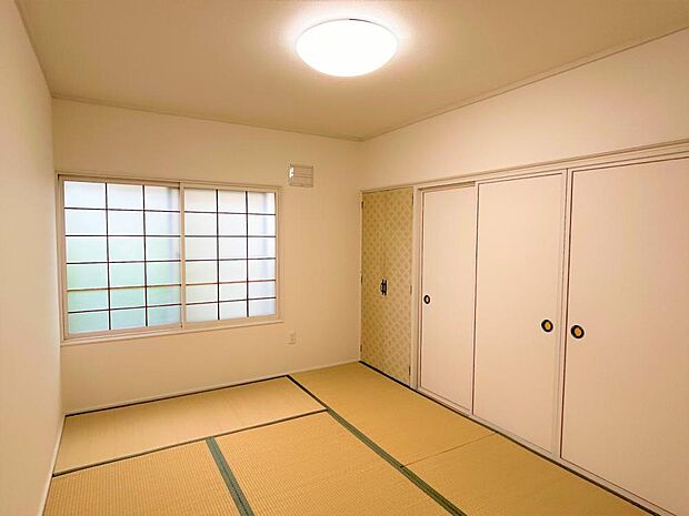 【リフォーム後】1階北西和室は畳を表替えしてクロスを張り替えました。照明も新品交換しました。白を基調とした清潔感ある和室になりました。