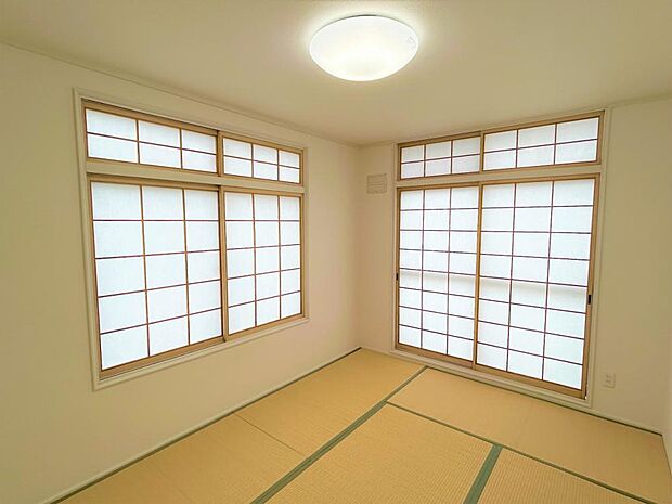 【リフォーム後】1階南東和室は畳を表替えしクロスを張り替えました。照明も新品交換致しました。南向きの窓がありますので日の光も入って明るいですよ。