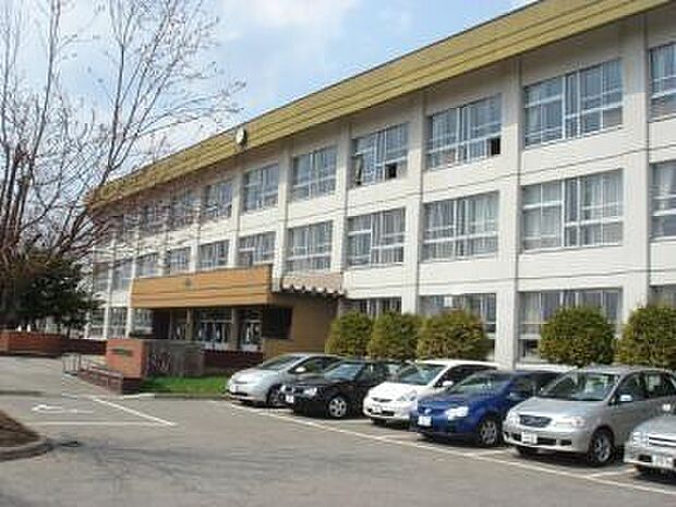 【周辺環境写真】中学校は小泉中学校です。徒歩約2分(140ｍ)の位置にあり、お子様の通学にもいい立地です。