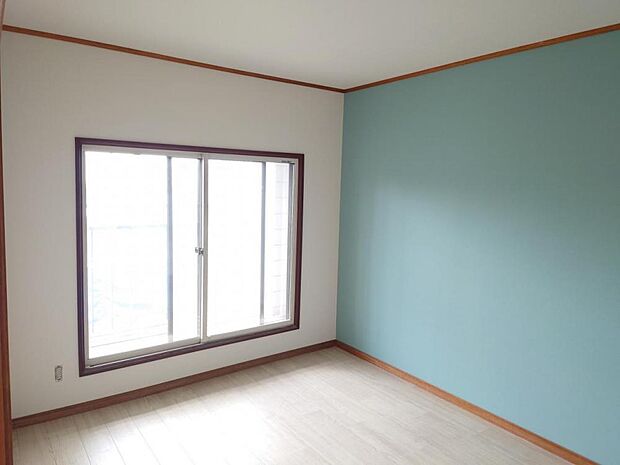 【リフォーム済】2階6帖洋室は床はクッションフロア・壁はクロス張替えをおこないました。