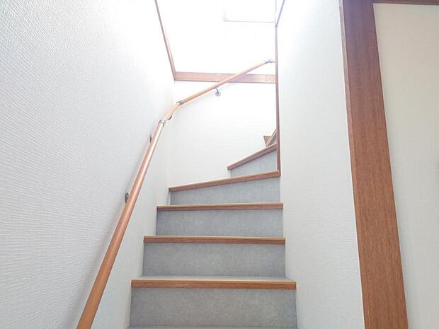 【リフォーム済】階段は塗装を行いました。手すりはそのまま残しますので安全に昇り降りができて安心ですね。
