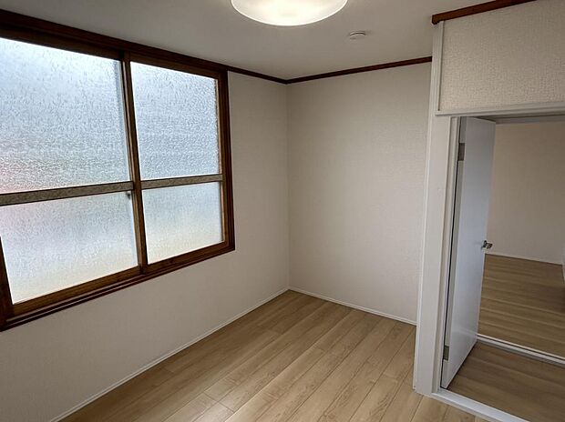 【リフォーム後】2階の東側洋室別アングル写真です。収納はありませんが収納の為のスペースとして壁側の空間を利用ください。他の部屋と違い押入などがありませんので、ご自分の好きな収納を置いてインテリアに拘っ