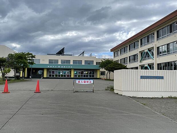 【小学校】鶴野小学校まで600ｍ（徒歩8分）小学校が近いと毎朝安心してお子様を送り出せますね。