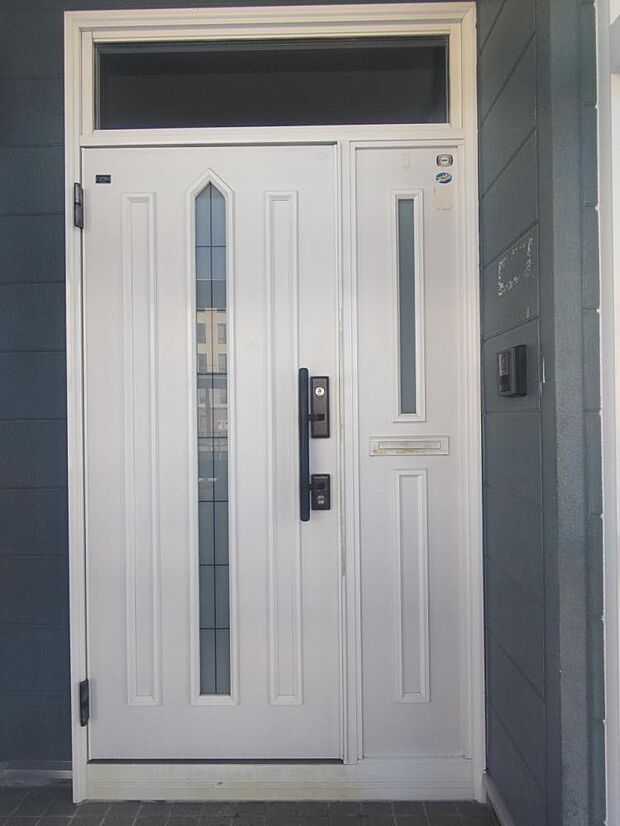 【リフォーム後】玄関ドアはクリーニングし、鍵を交換しました。玄関はお家の顔となる部分、お客様が最初に目にする場所だからこそ、第一印象が大切ですね。