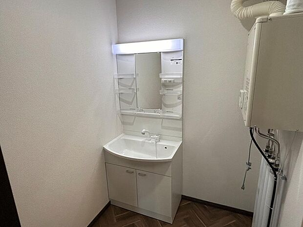 【洗面室】脱衣場の写真です。こちらは脱衣場スペースを拡張予定です。