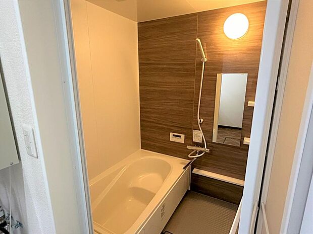 【同仕様写真】浴室はLIXIL製の新品のユニットバスに交換しました。足を伸ばせる1坪サイズの広々とした浴槽で、1日の疲れをゆっくり癒すことができますよ。