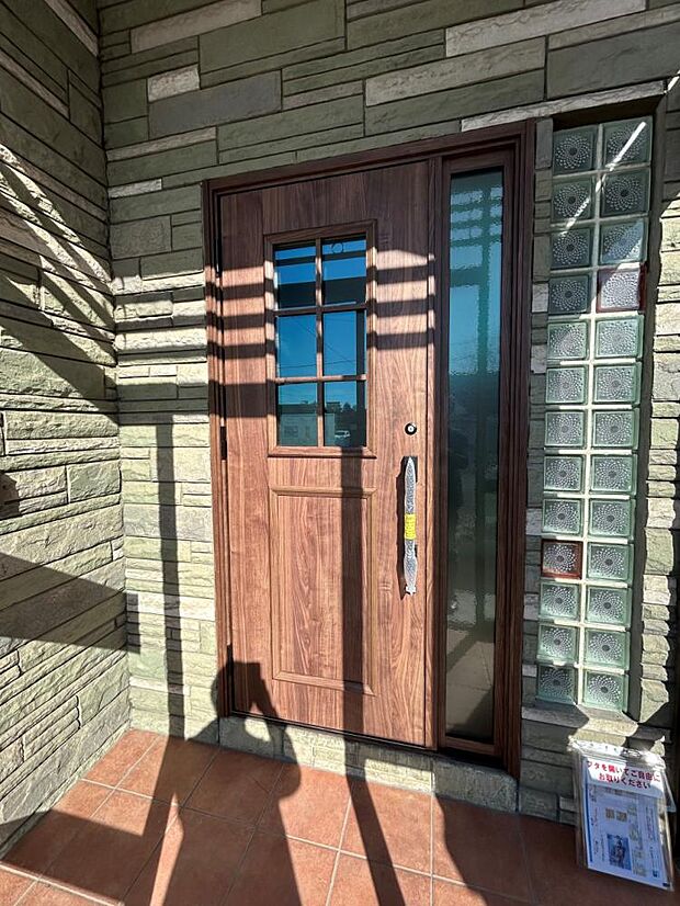 【リフォーム済】玄関は住宅の顔と呼べる大事な箇所です。毎日開け閉めしますので耐久性が必要な為、断熱玄関ドアを新設いたしました。外観の雰囲気がとても良くなりました。