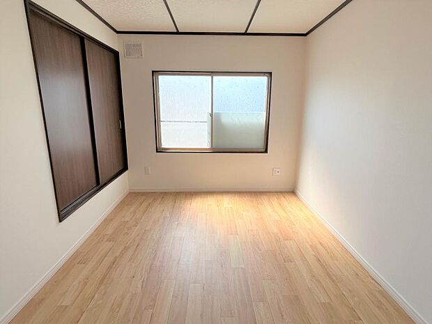 【リフォーム済】2階右側6帖洋室です。床は木目調のクッションフロアに張替えました。壁と天井のクロスは張り替えました。新品のクロスに張り替えただけで、お部屋の印象を一新させてくれます。