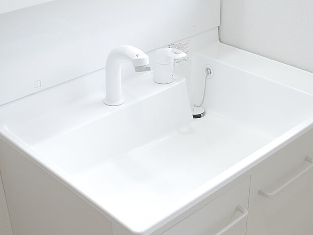 【同仕様写真】新品交換する洗面化粧台の水栓は、お湯と水をきちんと使い分けられるエコシングル水栓です。お湯のムダづかいを防ぐので、ガス代も節約。家計に優しい設計です。