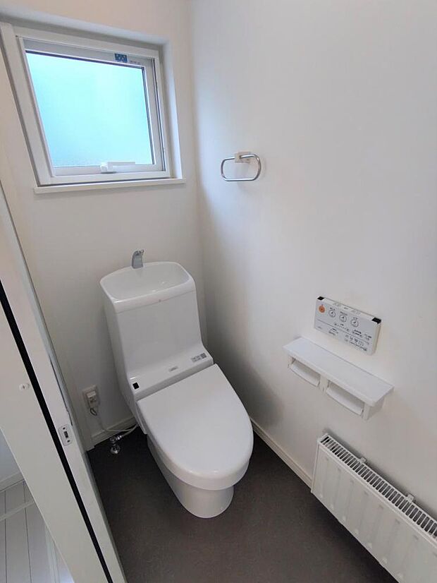 1階トイレはクリーニングを行いました。温水洗浄機能付便座です。