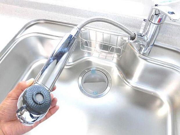 【同仕様写真】新品交換済みキッチンの水栓金具はノズルが伸びてシンクのお手入れもラクラクです。水栓本体には浄水機能が内蔵されていて、おいしいお水をつくります。