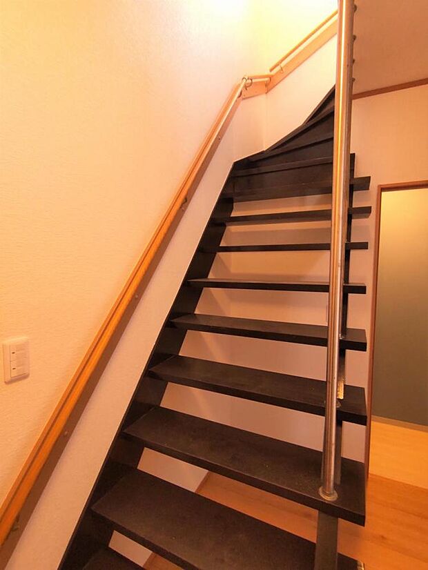 階段写真です。階段踏み台は塗装し、手すりは補強工事を行いました。小さいお子さんやご年配の方の昇り降りも安心ですね。