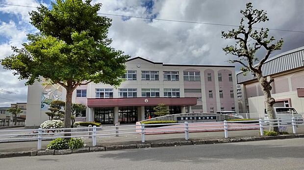 函館市立港小学校まで約900m(徒歩約12分)。近くには小学校があり、お子様の教育にも適した環境に立地しています。