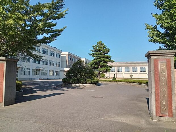 函館市立港中学校まで約800m(徒歩約10分)。近くには中学校があり、通学に便利な立地です。